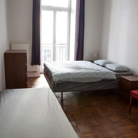 2B Pechackova Family Apartment With Balcony By The River Prague Luaran gambar