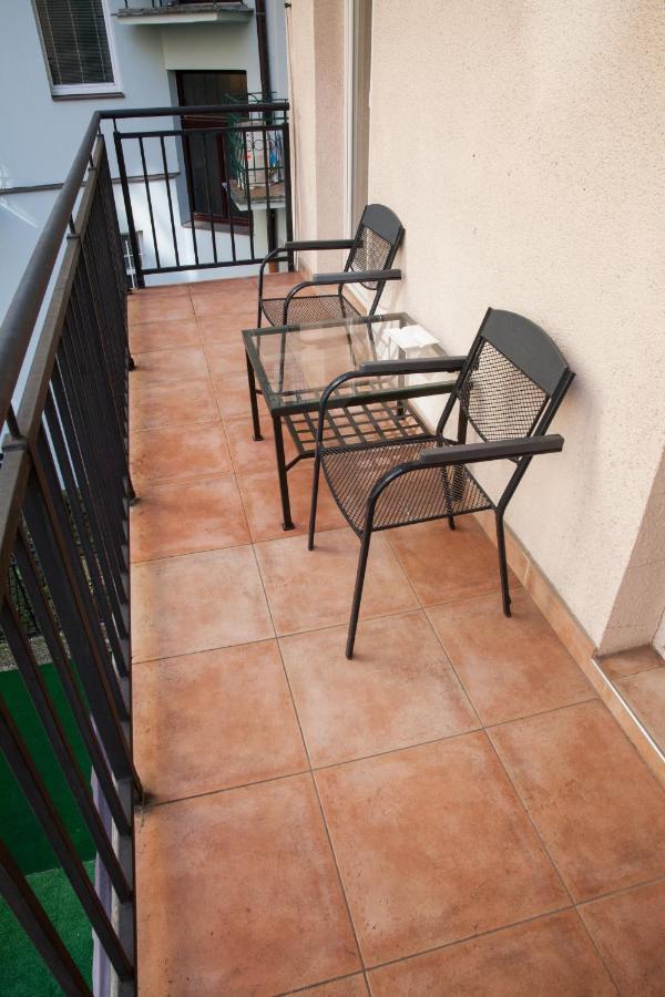2B Pechackova Family Apartment With Balcony By The River Prague Luaran gambar