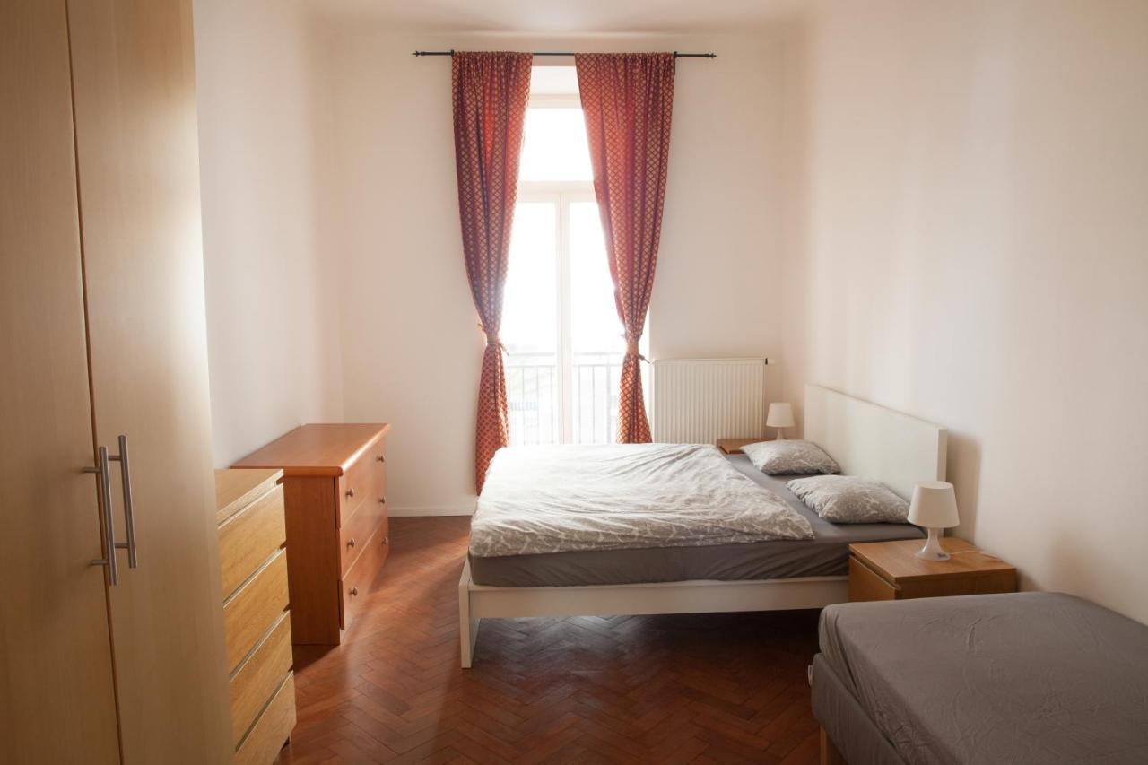 2B Pechackova Family Apartment With Balcony By The River Prague Luaran gambar