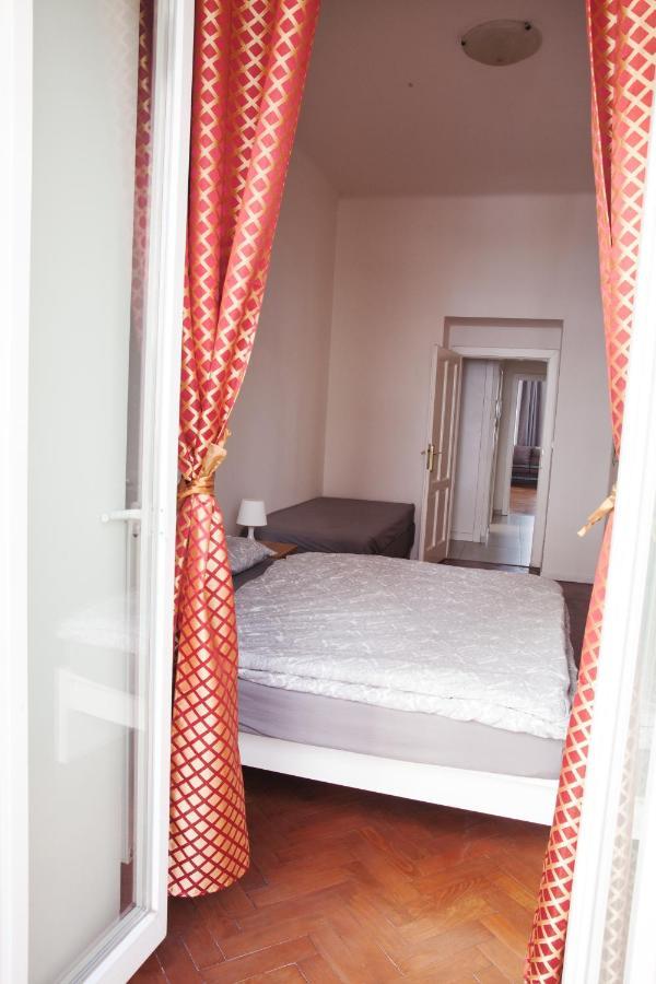 2B Pechackova Family Apartment With Balcony By The River Prague Luaran gambar