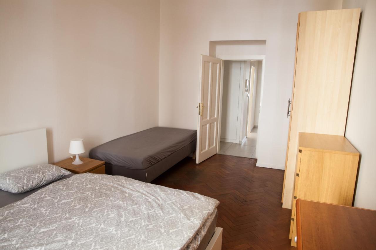 2B Pechackova Family Apartment With Balcony By The River Prague Luaran gambar